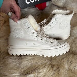 💋Converse Vintage White High-Top Sneakers with Plush Lining😎